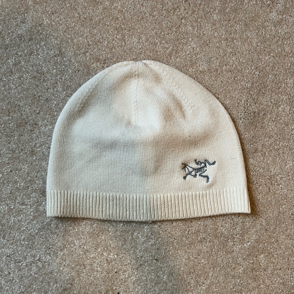 Arc’teryx 100% White Merino Beanie